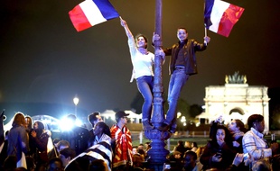 Des partisans d'Emmanuel Macron célèbrent sa victoire à l'élection présidentielle dimanche 7 mai.