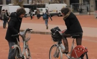 Capture d'écran d'une vidéo du Studio Bagel dans laquelle Maxime Musqua dépose son Velib à Lyon.