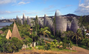 L'emblématique centre culturel Tjibaou, lieu consacré au patrimoine culturel kanak, à Nouméa, en Nouvelle-Calédonie.