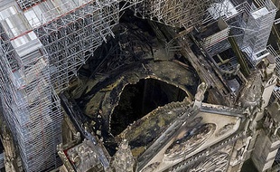 Image vue du dessus de la cathédrale Notre-Dame, le 17 avril 2019.