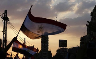 Des hélicoptères militaires volent au-dessus de manifestants au Caire, en Egypte, le 1er juillet 2013.