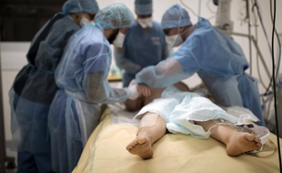 Le nombre de malades du Covid-19 hospitalisés en France a poursuivi sa baisse mercredi 12 mai, passant sous la barre des 25.000 patients