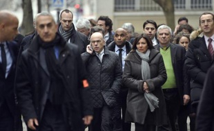 Le ministre de l'Intérieur Bernard Cazeneuve (c,g) et Anne Hidalgo, la maire de Paris (c,d) arrivent au siège de Charlie Hebdo à Paris le 7 janvier 2015