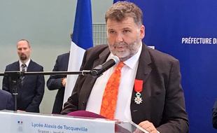Le proviseur du lycée de Grasse Hervé Pizzinat a reçu la légion d'honneur.