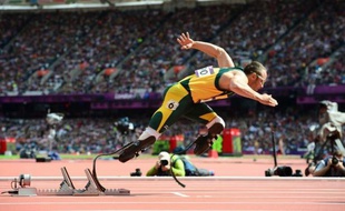 Le Sud-Africain Oscar Pistorius, premier athlète paralympique à avoir participé à des jeux Olympiques avec les valides, a battu un pur-sang arabe dans un duel exhibition organisé en marge du Doha Goals, le forum mondial du sport, qui se clôturait par ce spectacle mercredi au Qatar.