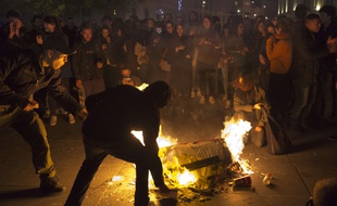 Paris, 23 avril 2017. - Manifestants à Paris après les résultats du 1er tour de l'élection présidentielle où Emmanuel Macron et Marine Le Pen sont arrivés en tête.