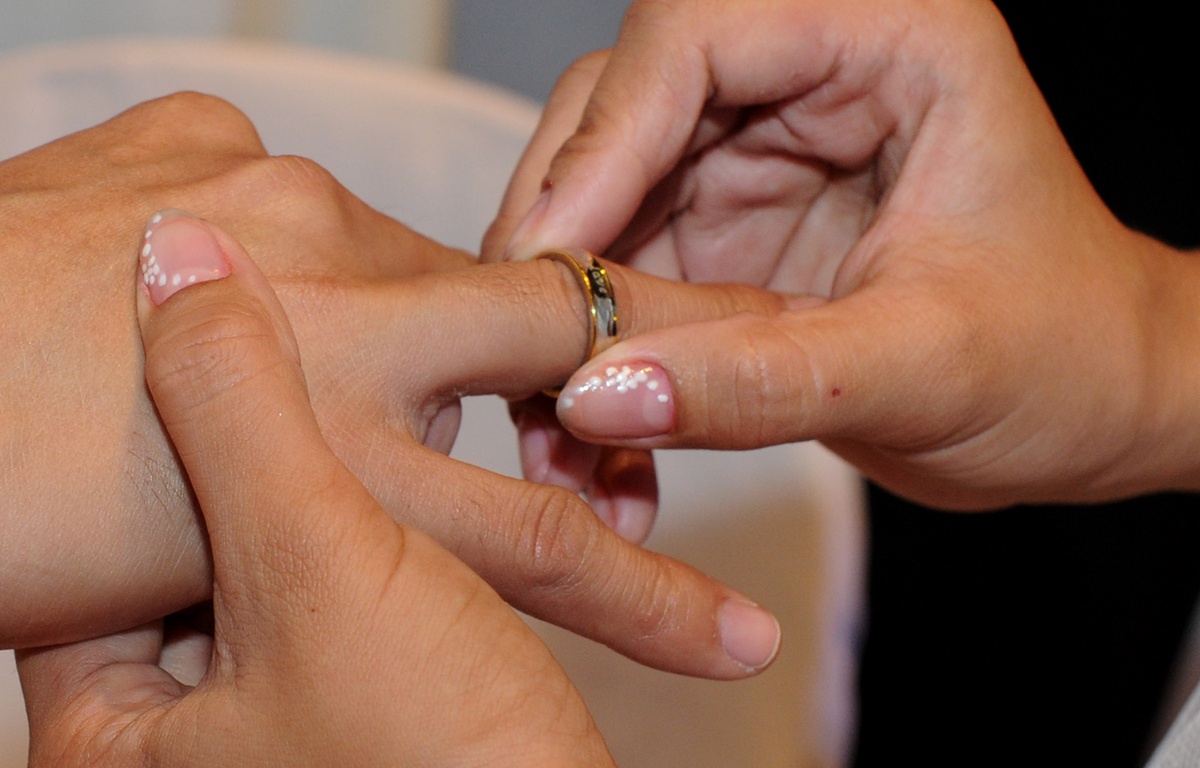 Mariage Il se prend en photo avec la bague pendant un mois dans