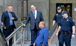 Le producteur Harvey Weinstein devant la cour suprême de New York ce jeudi