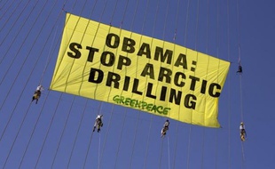 Des militants de l'environnement ont planté un drapeau sur les fonds marins du Pôle Nord, où ils ont également amené des millions de signatures appelant à déclarer l'Arctique un sanctuaire mondial vierge de forages pétroliers, a annoncé Greenpeace lundi.