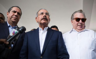 Le président sortant Danilo Medina à un bureau de vote à Saint-Domingue, le 15 mai 2016