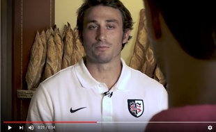 L'arrière du Stade Toulousain Maxime Médard joue dans une vidéo humoristique avant le match de Top 14 contre le Stade Français, le 16 septembre 2017 à Toulouse.