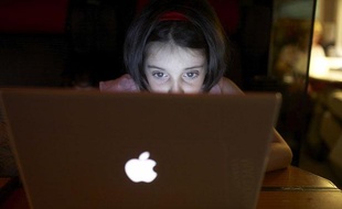Jeune fille devant son ordinateur.