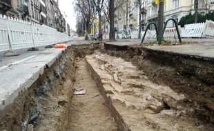 Ce lundi 30 octobre, les spécialistes d'Archéologie Alsace ont trouvé ce mur des fortifications strasbourgeoises époque Vauban en creusant sous le boulevard de Nancy, dans le cadre du diagnostic préventif préalable au chantier du tram vers Koenigshoffen, avant d'éventuelles fouilles.