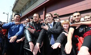 Le leader de «Debout Les Belges!», Laurent Louis (C), fait une «quenelle» avant le congrès antisémite intitutlé «congrès européen de la dissidence», à Anderlecht, près de Bruxelles, le 4 mai 2014.