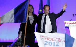 François Hollande salue la foule après son discours à Tulle le 6 mai 2012.