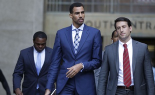 Le joueur suisse de NBA Thabo Sefolosha (au c.) lors de son procès à New York, le 7 octobre 2015.
