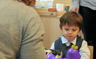 Dans une école expérimentale pour autistes à Paris, le 1er avril 2010.