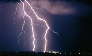 Des éclairs lors d'une nuit d'orage.