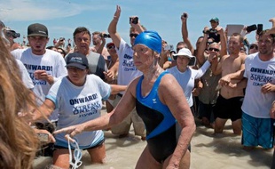 L'américaine Diana Nyad, 64 ans, a bouclé lundi la traversée à la nage entre Cuba et la Floride à sa cinquième tentative, devenant la première à effectuer cette traversée sans la protection d'une cage anti-requins.