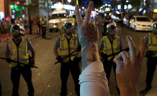 Des manifestants québécois face à la police lors d'une manifestation contre la «loi spéciale» instaurée au Québec (lundi 21 mai 2012)