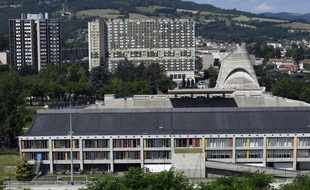 Vue, le 1er juillet 2016, de la Maison de la Culture (en bas) et de l'église Saint-Pierre (2e plan à droite) construites par Le Corbusier dans les années 50 à Firminy, près de Saint-Etienne (Loire)