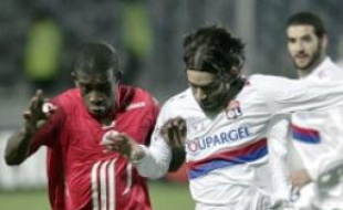 Rio Mavuba,à la lutte avec Cesar Delgado.