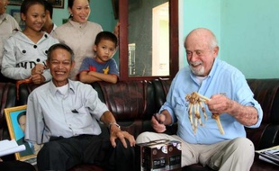 Un médecin américain a rendu lundi à un ancien soldat de la guérilla communiste Vietcong les os de son bras amputé pendant la guerre du Vietnam et conservé précieusement pendant près de quarante ans.