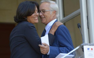 Myriam El Khomri et François Rebsamen lors de la passation de pouvoirs le 2 septembre 2015 au ministère du Travail à Paris