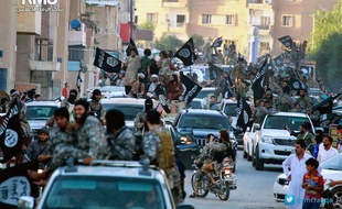 Photo non datée montrant des djihadistes parader dans les rues de Raqqa (Syrie), publiée le 30 juin 2014, par le media center de l'organisation Etat Islamique.