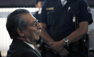 L'ex-dictateur guatémaltèque Efrain Rios Montt, 85 ans, qui a comparu jeudi pour la première fois devant la justice, a été formellement inculpé pour "génocide" pendant la guerre civile (1960-1996), a décidé la juge Patricia Flores.