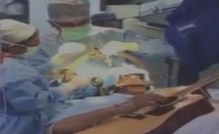 Cet Indien joue de la guitare en plein opération du cerveau.