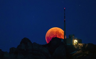 L'éclipse de Lune du 27 juillet 2018 à Lucerne, en Suisse.