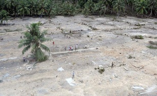 Vue aérienne des côtes de l'île iondonésienne Pagaï, ravagées par un tsunami le 25 octobre 2010.