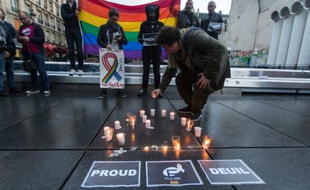 Mémorial en hommage aux victimes de la fusillade d'Orlando, le 12 juin 2016 à Paris