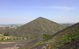 Loos-en-Gohelle, le 4 mai 2011. Vue du bassin minier depuis le terril dit du 11/19.