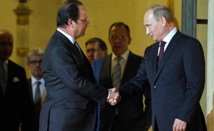 Poignée de mains entre le président russe Vladimir Poutine (d) et François Hollande à l'Elysée le 5 juin 2014