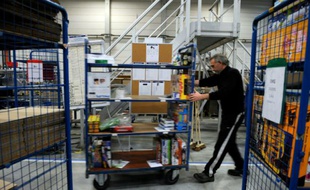 Un employé de CDiscount dans les rayons de l'entrepôt de Cestas le 14 décembre 2012