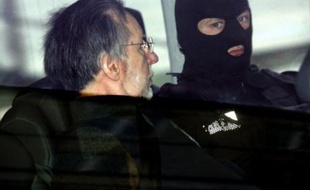 Le tueur en série présumé Michel Fourniret est brutalement revenu sur sa décision de s'exprimer sur les faits, vendredi aux assises des Ardennes, ce qui a entraîné un bref boycott "symbolique" du procès par les familles des victimes.