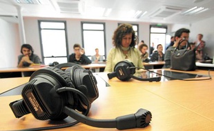 Les 175 étudiants travaillent leurs accents avec un système informatisé.