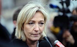 Marine Le Pen, candidate du Front national à l'élection présidentielle, a annoncé jeudi qu'elle voulait "mettre en place une sorte de loi SRU" (solidarité et renouvellement urbain) pour obliger les collectivités locales à créer des places en crèche.