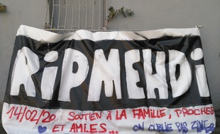 La banderole en hommage au jeune Mehdi, tué à Marseille après un braquage