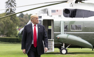 L'ex-président américain Donald Trump devant l'hélicoptère Marine One (illustration).