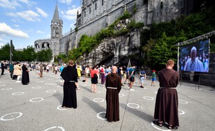 A la grotte de Lourdes, en période d'épidémie de coronavirus.
