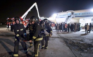 Il est 21h02 à l'aéroport d'Orly, un avion de ligne vient de s'écraser en bout de piste, 130 personnes sont à bord: tel est le début du scénario d'un accident fictif mis en scène dans la nuit de mercredi à jeudi pour mettre "en situation réelle" quelque mille acteurs d'un tel drame.
