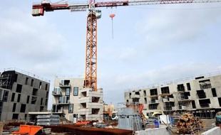 L'ouvrier de 23 ans qui avait chuté vendredi d'une grue qui s'était partiellement effondrée sur un chantier en Isère est décédé dimanche des suites de ses blessures, a indiqué la gendarmerie.