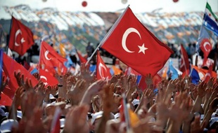 Le Premier ministre Recep Tayyip Erdogan a justifié dimanche devant plus de 100.000 partisans l'évacuation du dernier bastion des manifestants qui réclament sa démission depuis plus de deux semaines, sur fond d'affrontements sporadiques à Istanbul.