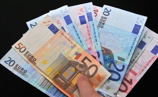 Le niveau de vie des Français a quasiment stagné en 2009 à cause de la crise, qui a d'abord touché les plus modestes sans pour autant épargner les plus riches, selon une étude de l'Insee, qui montre aussi qu'un adulte sur trois connaît la pauvreté au moins un an dans sa vie.