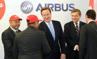 La compagnie malaisienne à bas coûts AirAsia a passé commande de 100 moyen-courriers Airbus A320 au prix catalogue de 9,3 milliards de dollars, dont 64 A320 Neo, le futur modèle à consommation réduite, a annoncé jeudi l'avionneur européen.