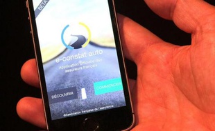 La page d'accueil de l'application e-constat sur un smartphone, le 18 novembre 2014 lors de sa présentation à Paris