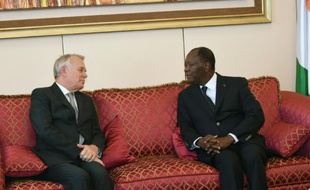 Le président ivoirien Alassane Ouattara(d) parle avec le ministre français des Affaires étrangères Jean-Marc Ayrault à Abidjan le 15 mars 2016